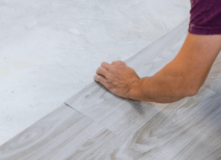 Vinyl auf Fliesen kleben